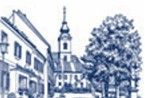 Eine blau-weiße Illustration eines Stadtplatzes mit einem Kirchturm und einem großen Baum im Vordergrund.