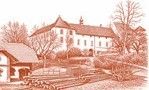Ein altes, großes Gebäude mit einem Giebeldach, umgeben von Bäumen und einem kleinen Haus in einer Sepia-Illustration.