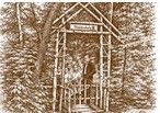 Ein sepiagetöntes Bild eines hölzernen Pavillons mit einem Mann im Inneren, umgeben von dichtem Wald.
