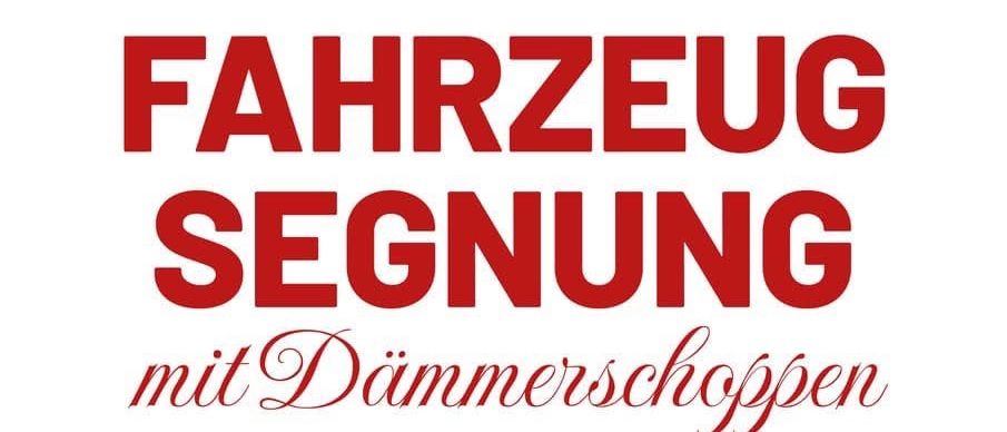 Ein Plakat kündigt eine Fahrzeugsegnung mit Dämmerschatten am 30. August 2025 im ZIB St. Nikolai ob Drassling an. Die Veranstaltung beginnt um 16 Uhr mit dem Empfang der Gäste und der Fahrzeugsegnung.