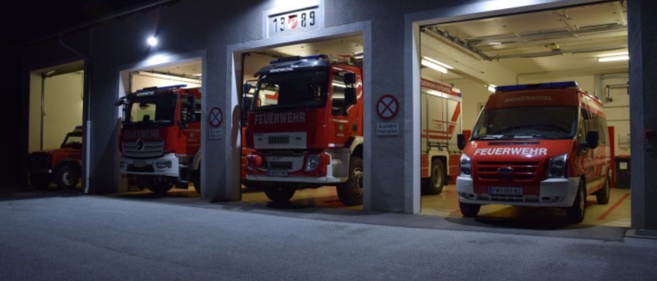 Bild enthält, Transportation, Vehicle, Fire Station, Fire Truck, Truck, Machine, Wheel, Car, Moving Van, Van