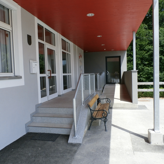 Bild enthält, Handrail, Floor, Flooring, Building, Housing, Porch, Staircase, Interior Design, Bench, Wood