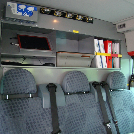 Bild enthält, Cushion, Home Decor, Computer Hardware, Electronics, Hardware, Monitor, Screen, Car, Vehicle, Headrest