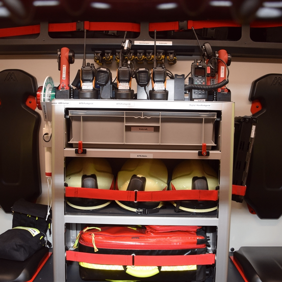 Bild enthält, Home Decor, Cushion, Machine, Wheel, Clothing, Footwear, Shoe, Stretcher