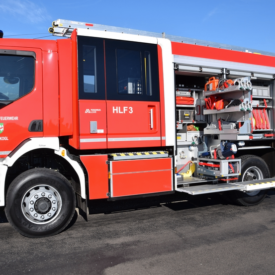 Bild enthält, Transportation, Truck, Vehicle, Machine, Wheel, Fire Truck, Fire Station