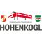 Das Logo der Freiwilligen Feuerwehr Hohenkogl zeigt ein rotes Gebäude, einen Schild mit Feuer und Rad sowie einen grünen Schild mit Bäumen.