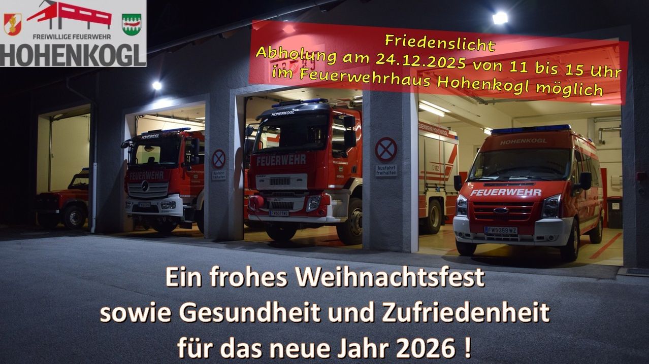 Eine Feuerwehrstation mit drei geparkten Feuerwehrfahrzeugen, eines vorne, und einem Rettungswagen rechts. Ein Banner mit 'Friedenslicht Abholung am 24.12.2025 von 1 im Feuerwehrhaus Hohenko'.