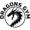 Das Logo von Dragons Gym zeigt einen stilisierten Drachen mit Hörnern und einem wilden Ausdruck. Der Drache ist zentral positioniert, wobei sein Körper eine kreisförmige Form bildet. Der Text 'DRAGONS GYM' ist oberhalb des Drachen prominent angebracht.