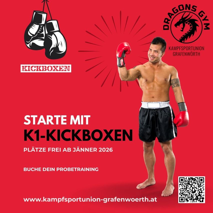 Ein Plakat für ein Kickbox-Fitnessstudio bewirbt freie Plätze ab Januar 2026. Ein Mann ist zu sehen, der Boxhandschuhe trägt, lächelt, mit einem QR-Code unten.