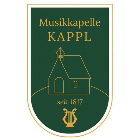 Logo der Musikkapelle Kappl mit einer Kirchenillustration und den Jahren 'seit 1817'. Das Design ist auf einem grünen Hintergrund mit goldenem Rand gesetzt.