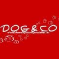 Ein roter Hintergrund zeigt den Text 'DOG & CO' mit Pfotenabdrücken, Knochen und Hundenäpfen. Darunter befindet sich die Website 'www.hundefutterspezialist.at'.