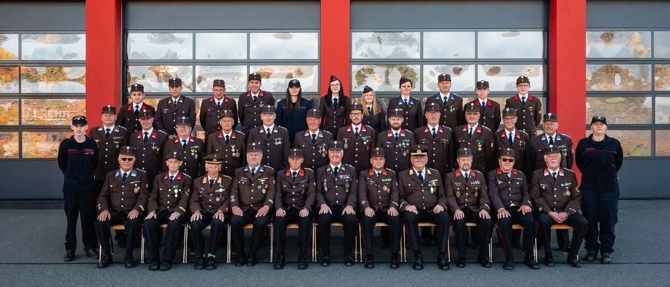 Bild enthält, People, Person, Building, Coat, Groupshot