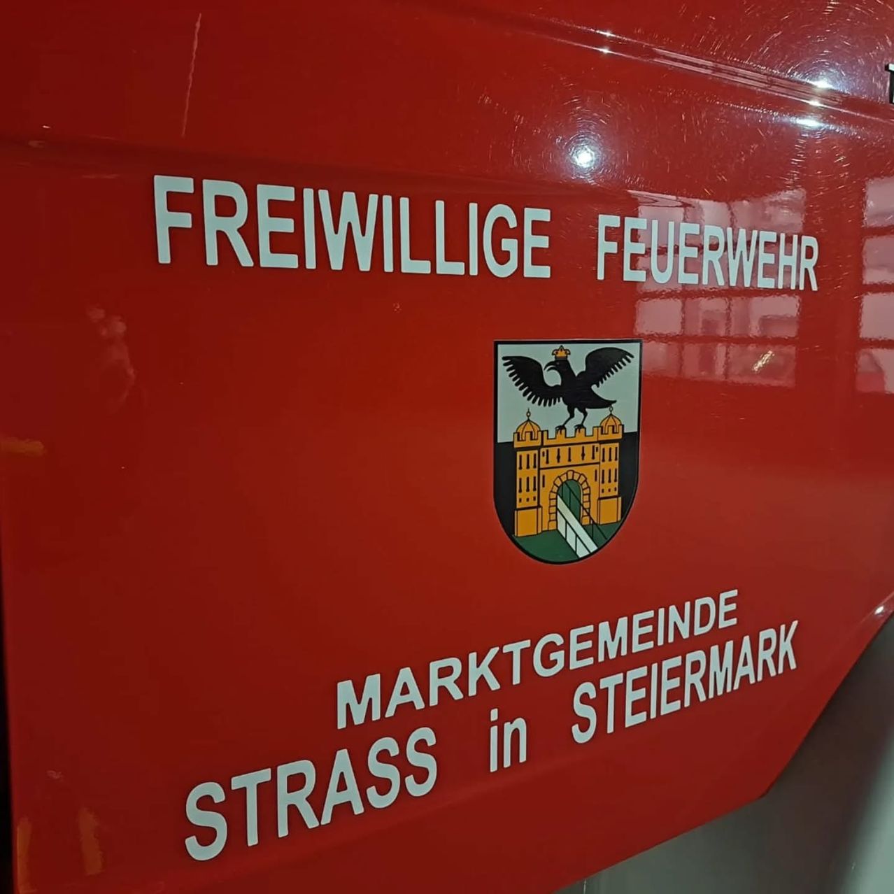 Bild enthält, Logo, Symbol, Text, Animal, Bird