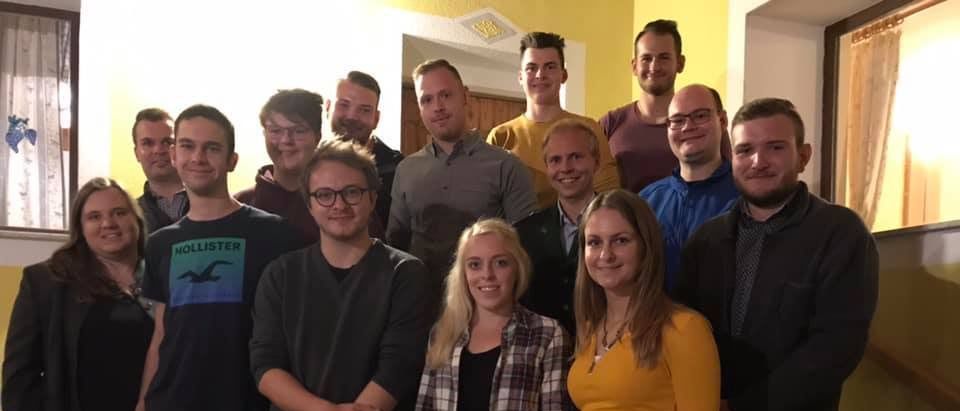 Bild enthält, People, Person, Groupshot, Pants, Adult, Female, Woman, Male, Man, Coat