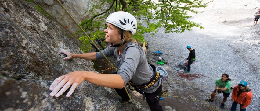 Bild enthält, Outdoors, Helmet, Person, Shoe, Climbing, Adventure, Rock Climbing, Hat, Glasses, Face