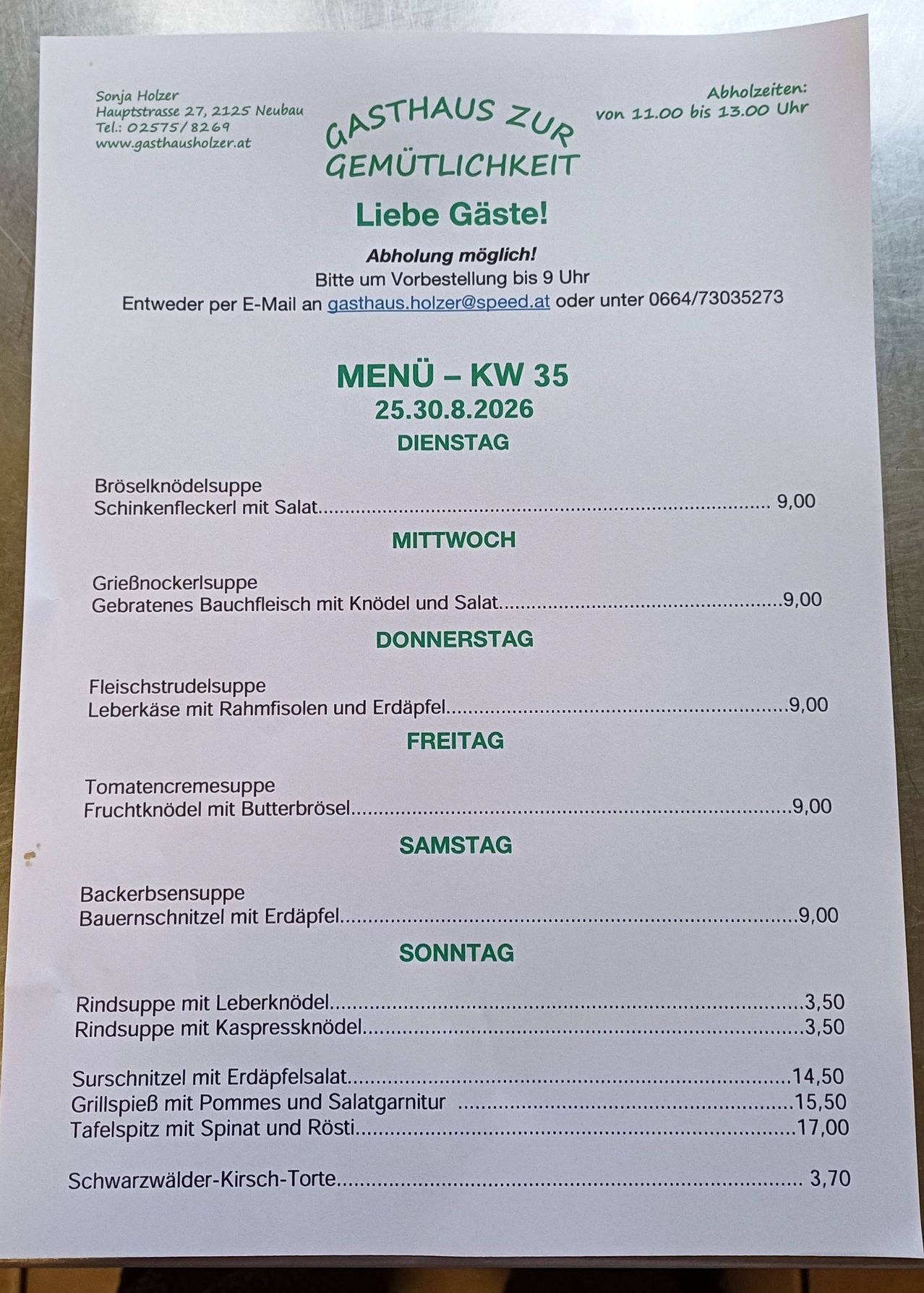 Ein Menü von einem Restaurant für die Woche vom 25. August 2026. Es listet verschiedene Suppen und deren Preise für jeden Tag von Dienstag bis Sonntag auf.