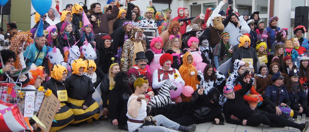 Bild enthält, People, Person, Balloon, Adult, Male, Man, Shoe, Cup, Female, Woman