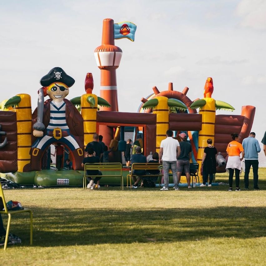 Bild enthält, Person, Play Area, Outdoors, Chair, Furniture, Accessories, Bag, Handbag, Face, Head