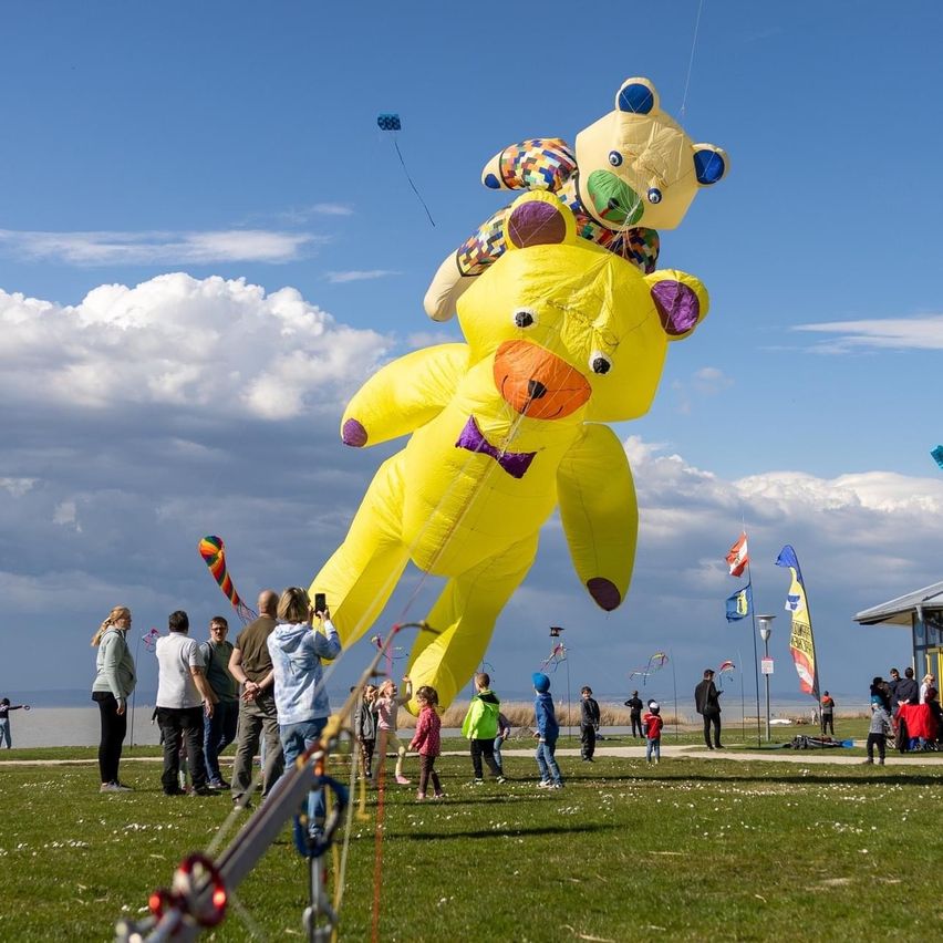 Bild enthält, Person, Balloon, Toy, Clothing, Footwear, Shoe