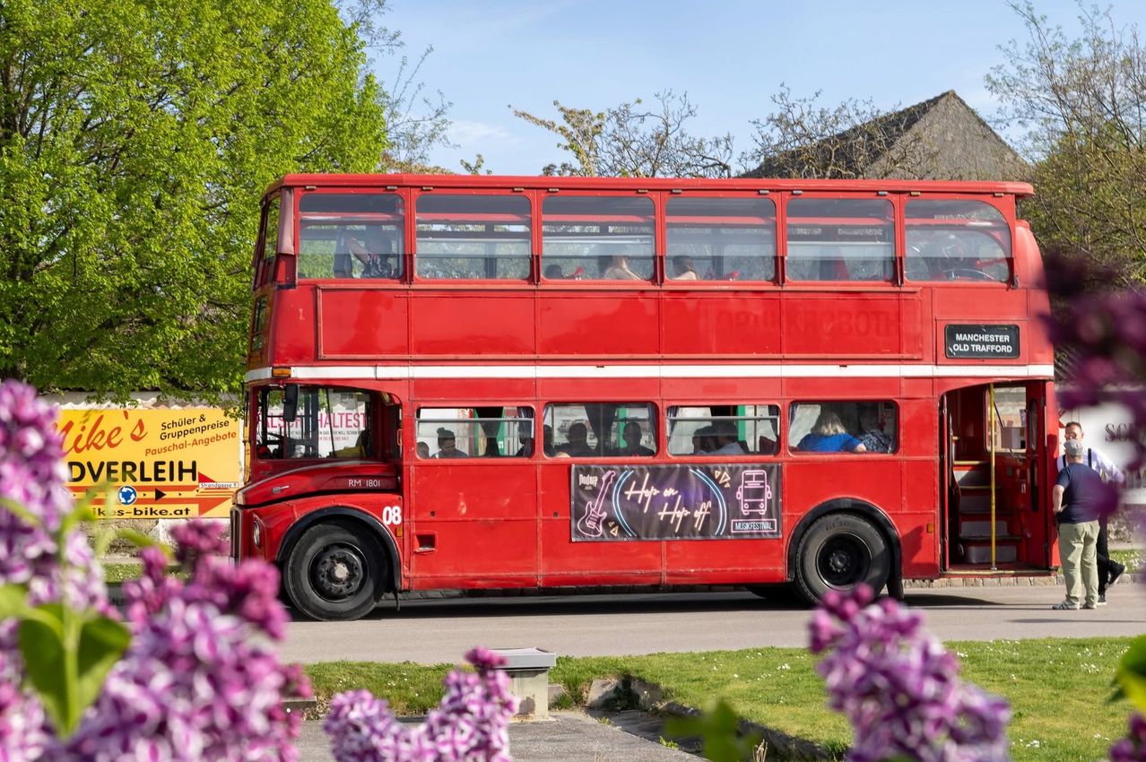 Bild enthält, Bus, Vehicle, Tour Bus, Double Decker Bus, Footwear, Shoe, Person, Chair, Wheel, Hat