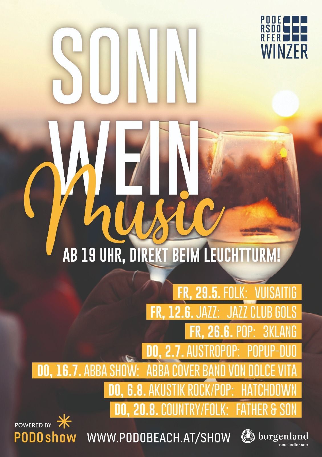 Ein Bild eines Plakats mit zwei Weingläsern, einem Sonnenuntergang und einem Leuchtturm. Der Text lautet 'SUNN WEIN Music' mit einem Zeitplan für musikalische Veranstaltungen. Freitags und samstags ab 19 Uhr am Leuchtturm.