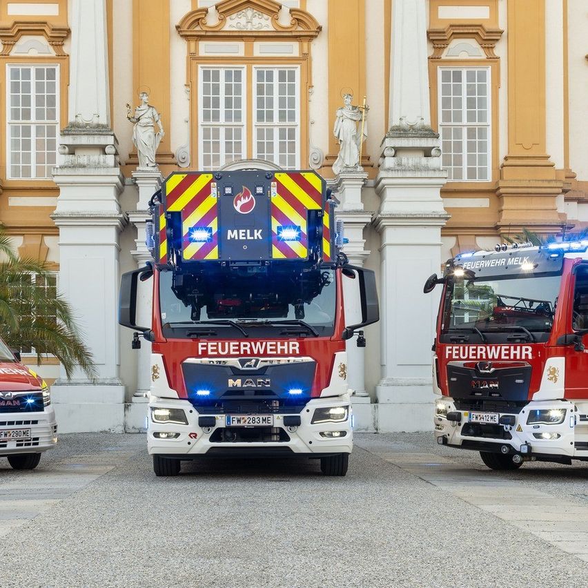 Bild enthält, Transportation, Truck, Vehicle, Car, Person, Architecture, Building, Machine, Wheel, Fire Truck