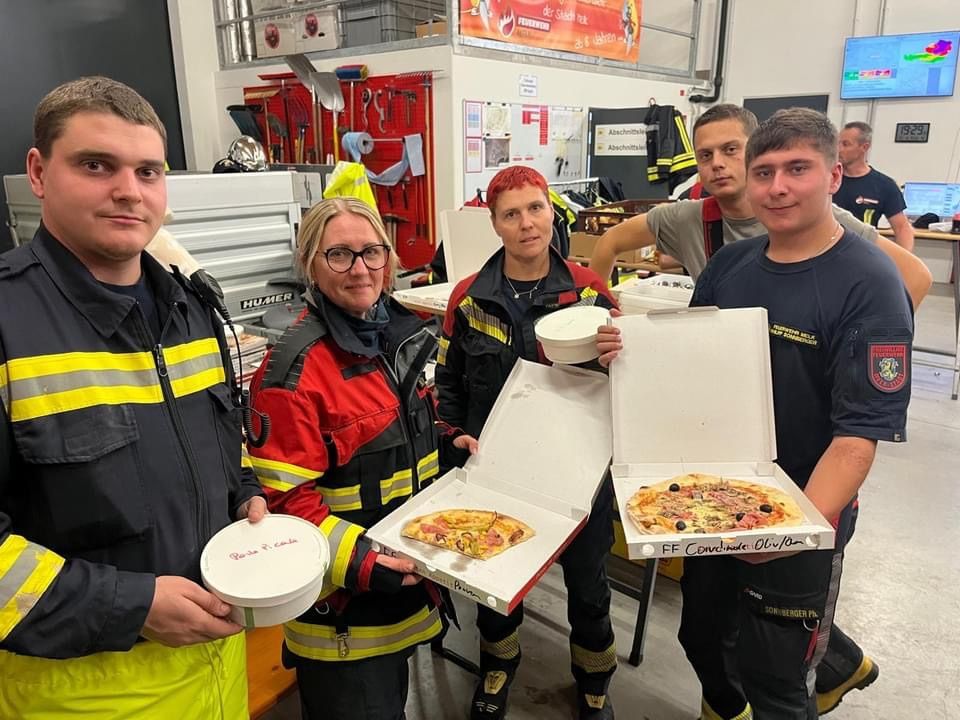 Bild enthält, Adult, Female, Person, Woman, Pizza, Male, Man, Fireman, Face, Monitor