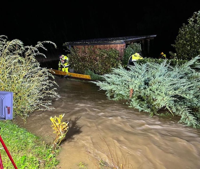 Bild enthält, Boat, Canoeing, Person, Rowboat, Sport, Transportation, Vehicle, Water, Water Sports, Rescue