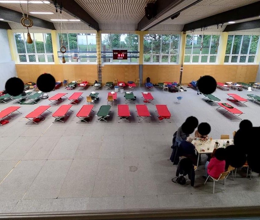 Bild enthält, Building, Factory, Indoors, Person, Outdoors, Manufacturing, Vehicle, Car, Chair, People