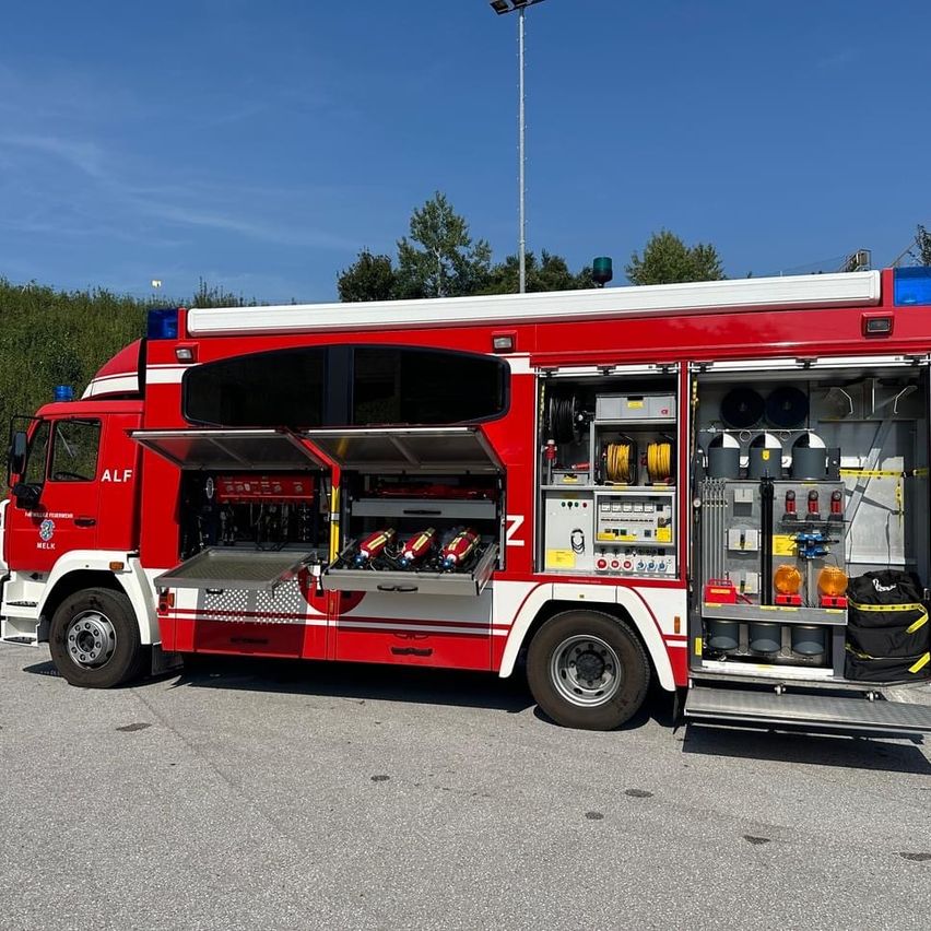 Bild enthält, Transportation, Vehicle, Truck, Machine, Wheel, Bumper, Fire Station, Fire Truck
