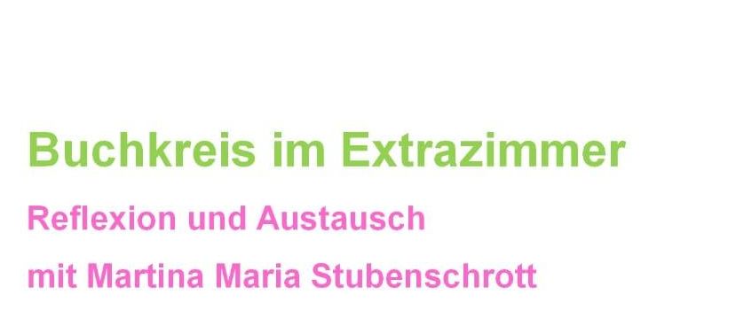 Das Bild ist eine Anzeige für einen Buchkreis im Extrazimmer. Es zeigt einen Stapel Bücher, den Titel des Buches und das Datum der Veranstaltung.