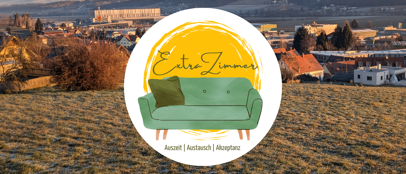 Eine grüne Couch mit einem Kissen auf einem Feld mit Blick auf eine Stadt mit Gebäuden und Bergen. Über der Couch steht Extra Zimmer geschrieben.