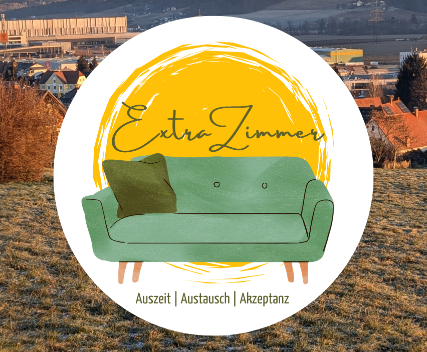 Eine grüne Couch mit einem Kissen auf einem Feld mit Blick auf eine Stadt mit Gebäuden und Bergen. Über der Couch steht Extra Zimmer geschrieben.