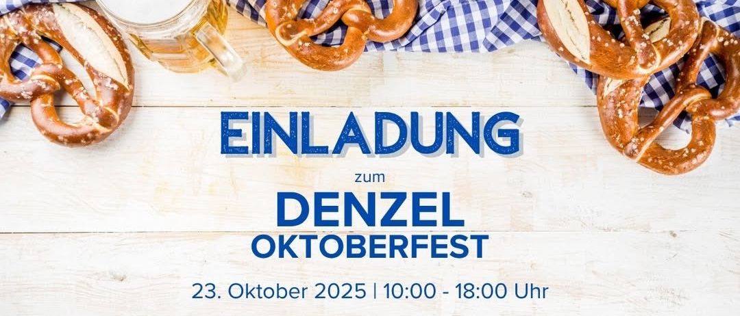 Eine Einladung zum Denzel Oktoberfest am 23. Oktober 2025 von 10:00 Uhr bis 18:00 Uhr mit Brezen, Bierkrügen und einem blau-karierten Tuch auf einer Holzoberfläche.
