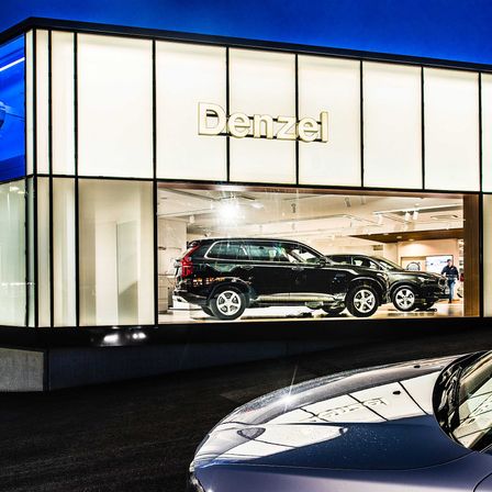 Bild enthält, Car, Car Dealership, Transportation, Vehicle, Person, Chair, Furniture