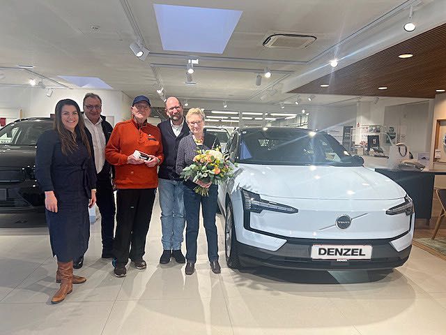 Bild enthält, Adult, Female, Person, Woman, License Plate, Flower Arrangement, Flower Bouquet, Car Dealership, Bride, Groupshot