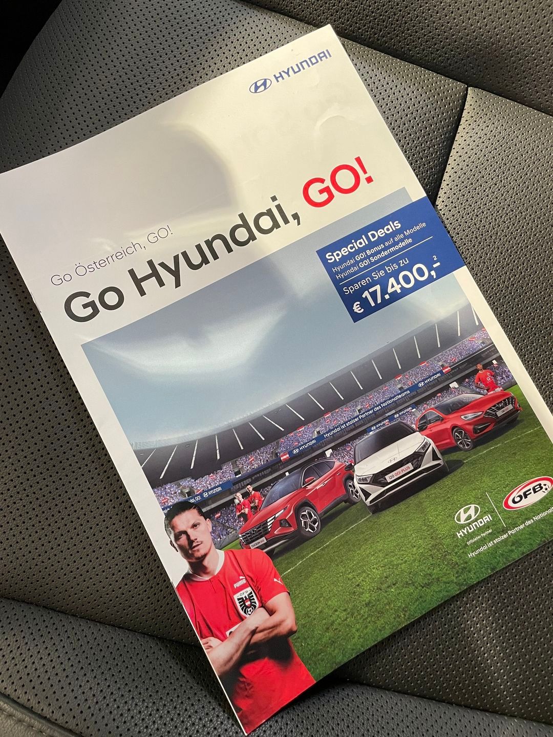 Bild enthält, Advertisement, Poster, Adult, Male, Man, Person, Car, Wheel, Face