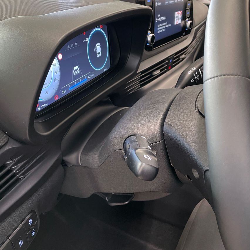 Bild enthält, Transportation, Vehicle, Car, Car - Interior, Cushion, Home Decor, Person