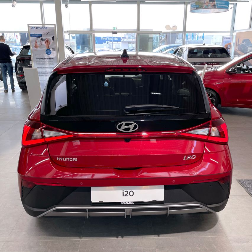 Bild enthält, Bumper, Transportation, Vehicle, Car, Person, Footwear, Shoe, Balloon, Chair