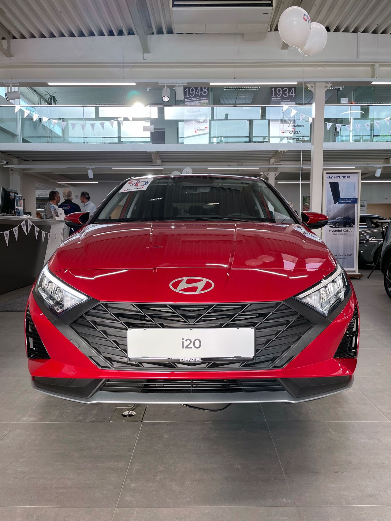 Bild enthält, Bumper, Transportation, Vehicle, Car, Person, Monitor, Balloon, Chair, Lamp