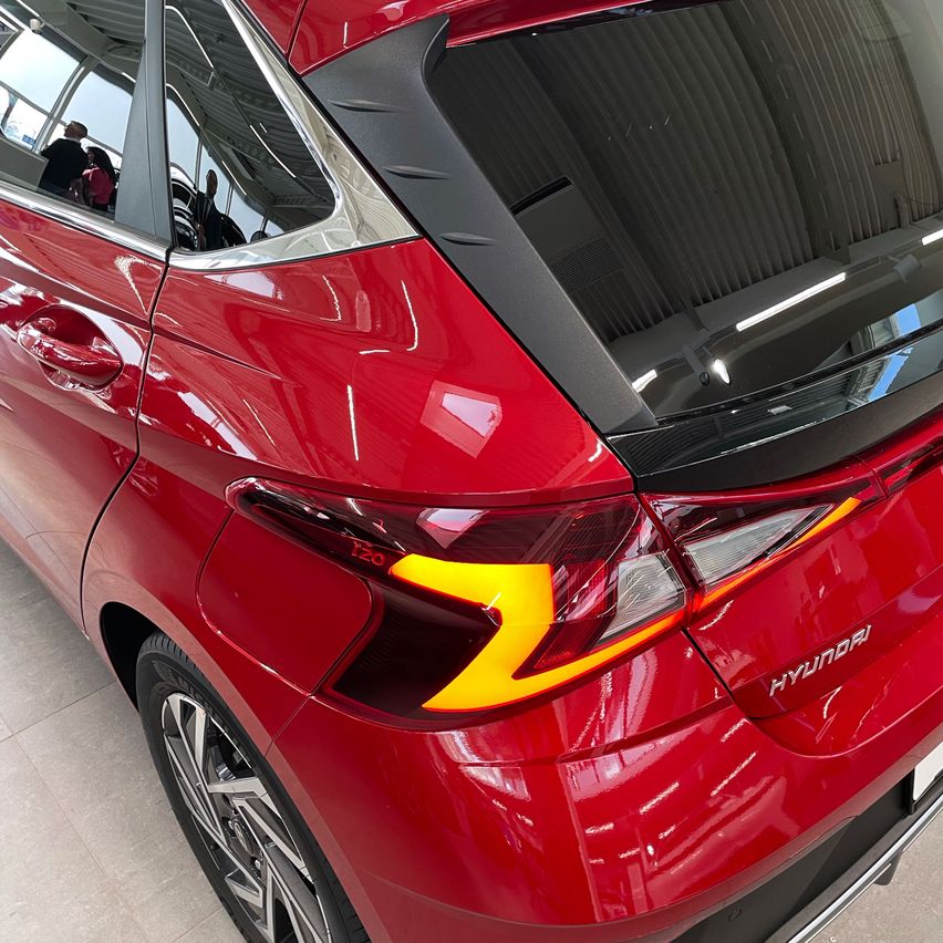 Bild enthält, Car, Transportation, Vehicle, Person, Machine, Wheel, Bag, Handbag