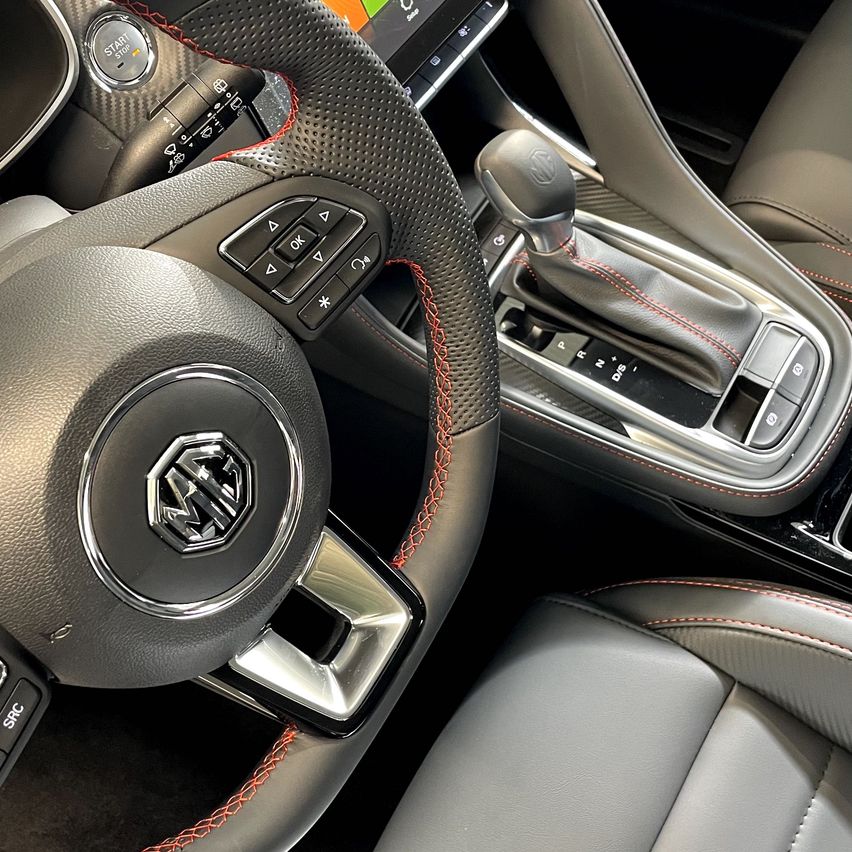 Bild enthält, Transportation, Vehicle, Car, Car - Interior, Machine, Wheel, Hardware, Monitor, Screen