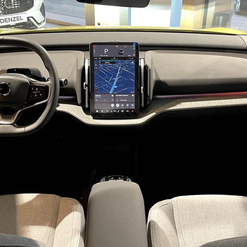 Bild enthält, Car, Transportation, Vehicle, Machine, Wheel, Car - Interior, Mobile Phone, Phone, Chair, Furniture