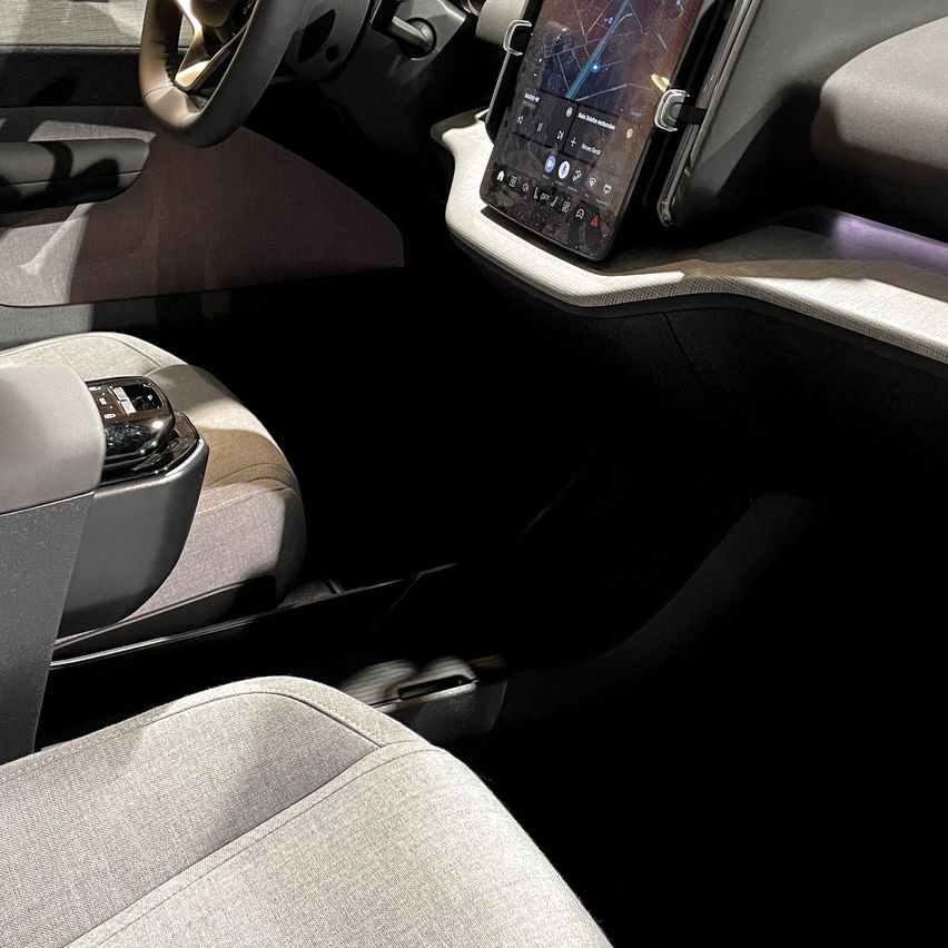 Bild enthält, Electronics, Mobile Phone, Phone, Car, Transportation, Vehicle, Machine, Wheel, Car - Interior, Car Seat