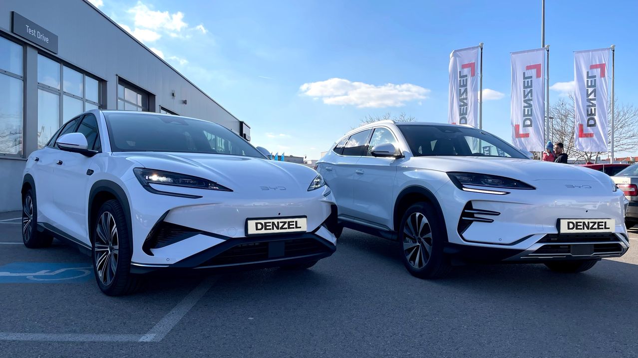 Bild enthält, Bumper, Transportation, Vehicle, Car, Person, Car Dealership, Chair, Furniture, Machine, Wheel