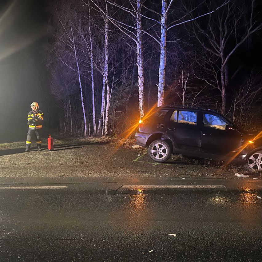 Bild enthält, Person, Fire Hydrant, Car, Vehicle, Helmet, Fire