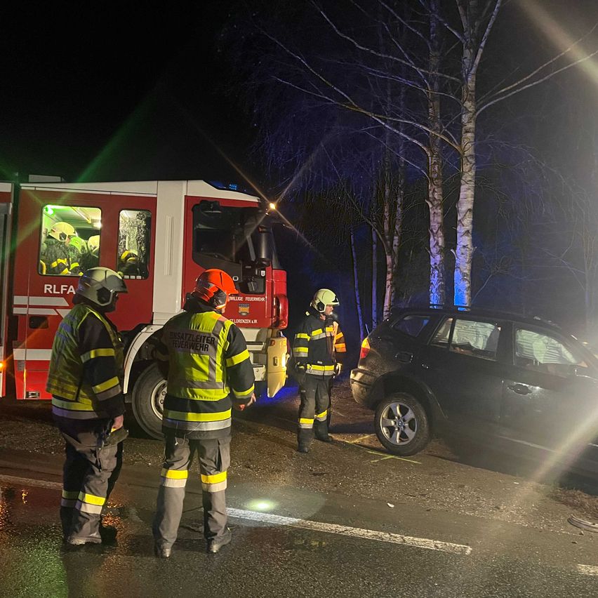 Bild enthält, Helmet, Adult, Male, Man, Person, Glove, Shoe, Car, Vehicle, Fire Truck