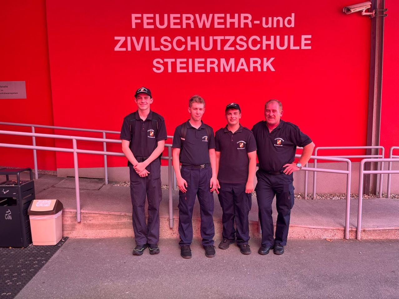 Bild enthält, People, Person, Groupshot, Adult, Male, Man, Footwear, Shoe, Hat, Wristwatch