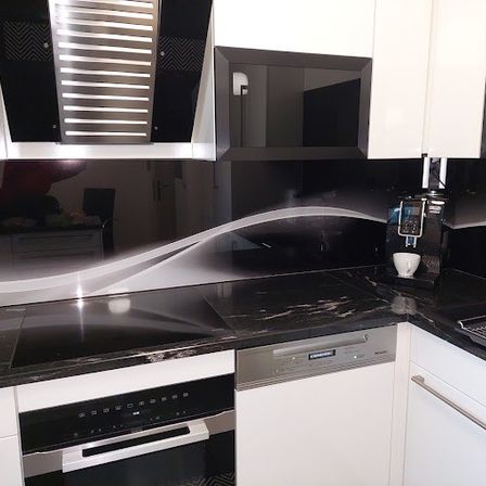 Bild enthält, Indoors, Kitchen, Sink, Sink Faucet, Interior Design, Computer Hardware, Electronics, Hardware, Monitor, Screen