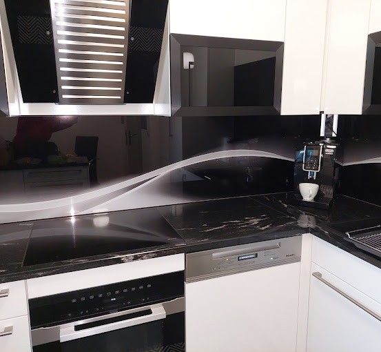 Bild enthält, Indoors, Kitchen, Sink, Sink Faucet, Interior Design, Computer Hardware, Electronics, Hardware, Monitor, Screen